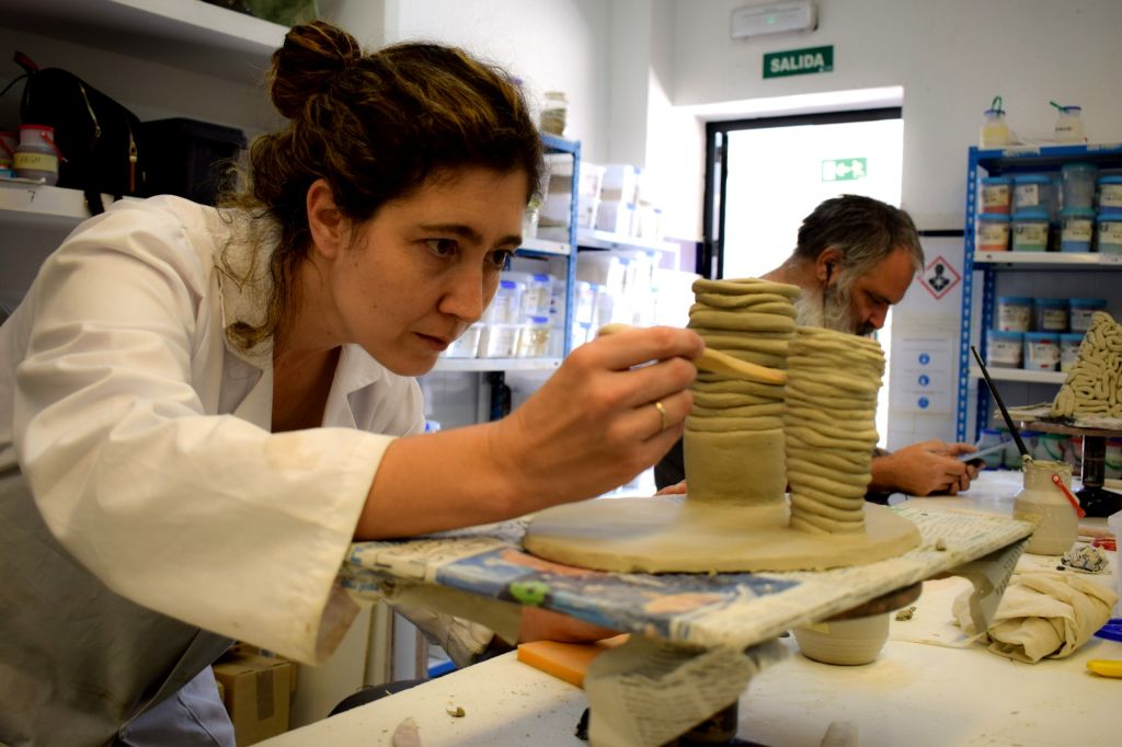 Los guardianes del barro y la madera: el secreto de la escuela que exporta artesanía desde Gelves