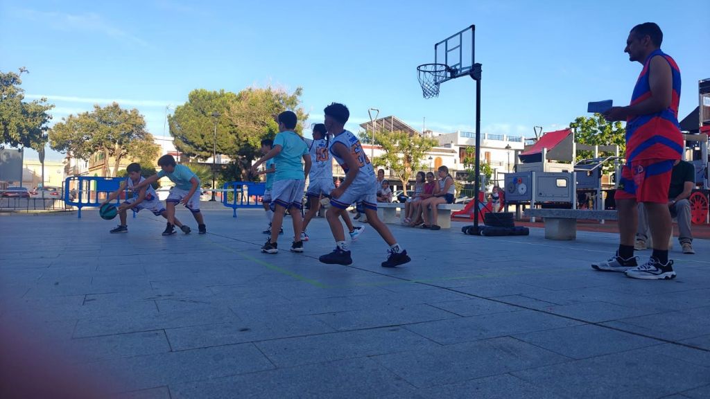 El baloncesto toma la calle en Guillena 