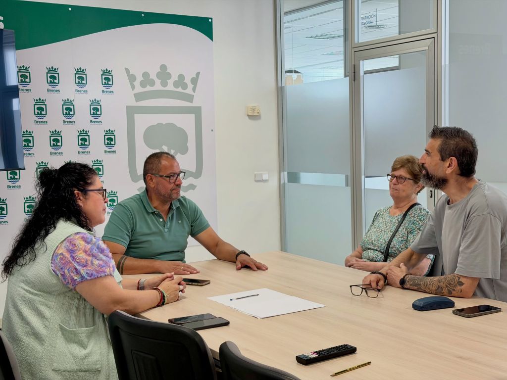 Brenes recibe al escritor Francisco Javier González Navarro con motivo de la presentación de su nueva obra
