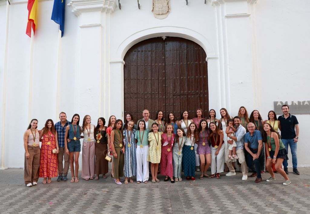 El Ayuntamiento de Tomares rinde homenaje a las jugadoras alevines y cadetes de la Escuela Municipal de Voley por sus grandes logros
