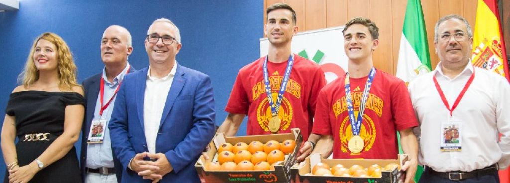 Fabián Ruiz y Gavi regresan a Los Palacios como campeones del mundo entre el orgullo y la emoción de todo un pueblo