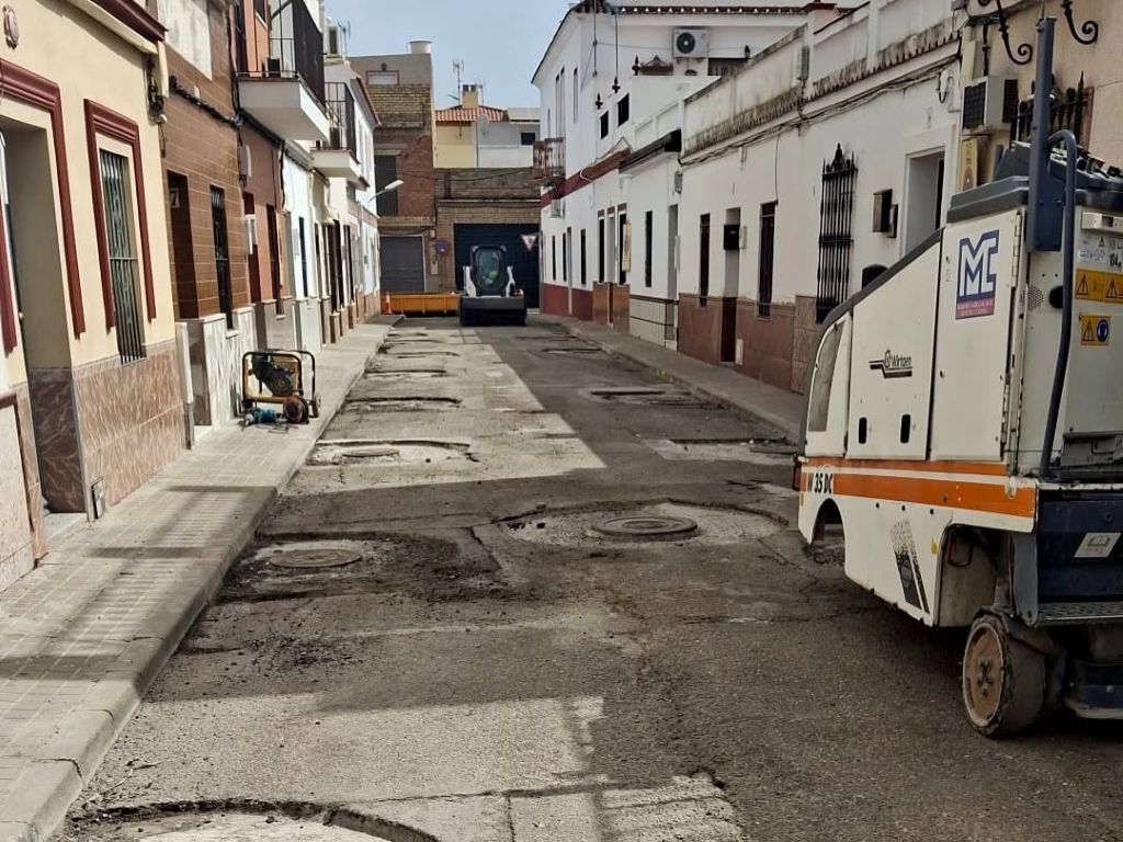 Continúan las obras de reparación del reasfaltado en la calle Santa Verenia de Brenes