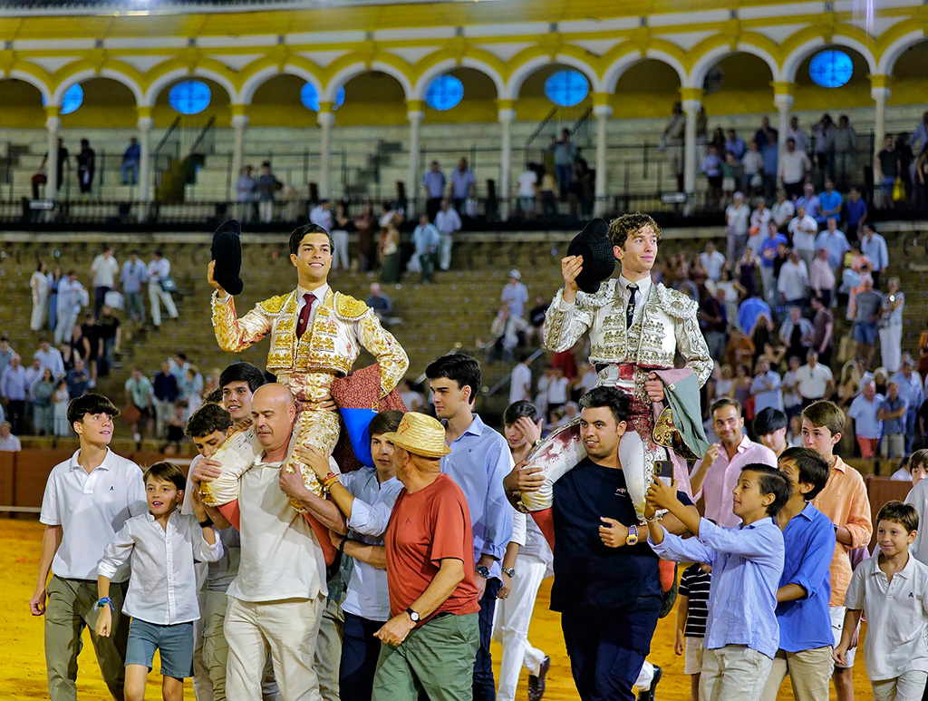 Israel Guirao, triunfador del “Rumbo al Toreo”, a hombros junto con Manuel León en la final del ciclo de novilladas de promesas en Sevilla