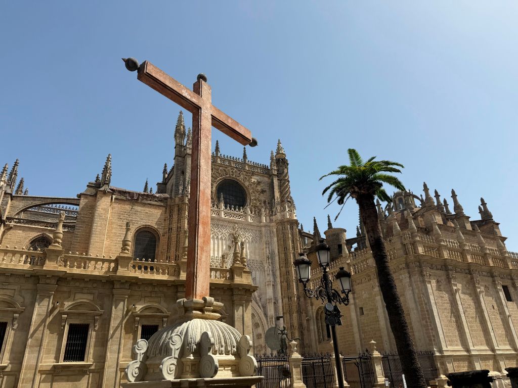 La Cruz de los Juramentos recupera el tono original y el esplendor de uno de los símbolos del Siglo de Oro de Sevilla