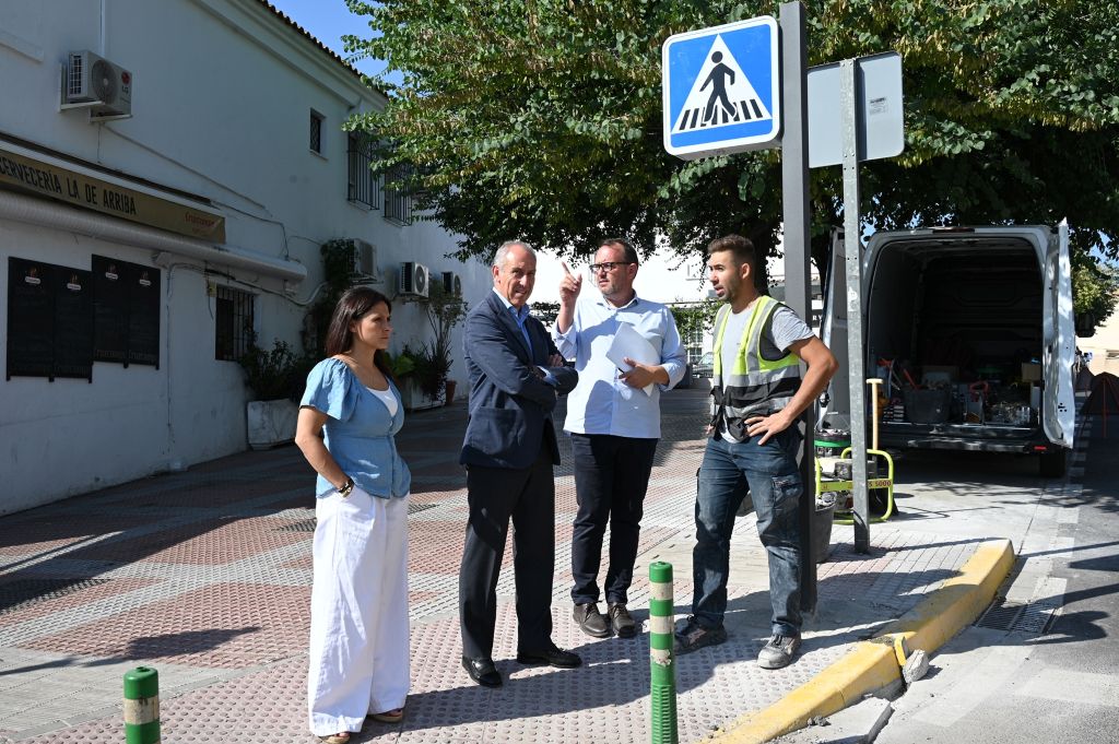 El Ayuntamiento de Tomares construye el noveno paso peatonal inteligente en Estacada de Ochuela, acercándose a su proyecto de “smart city” 