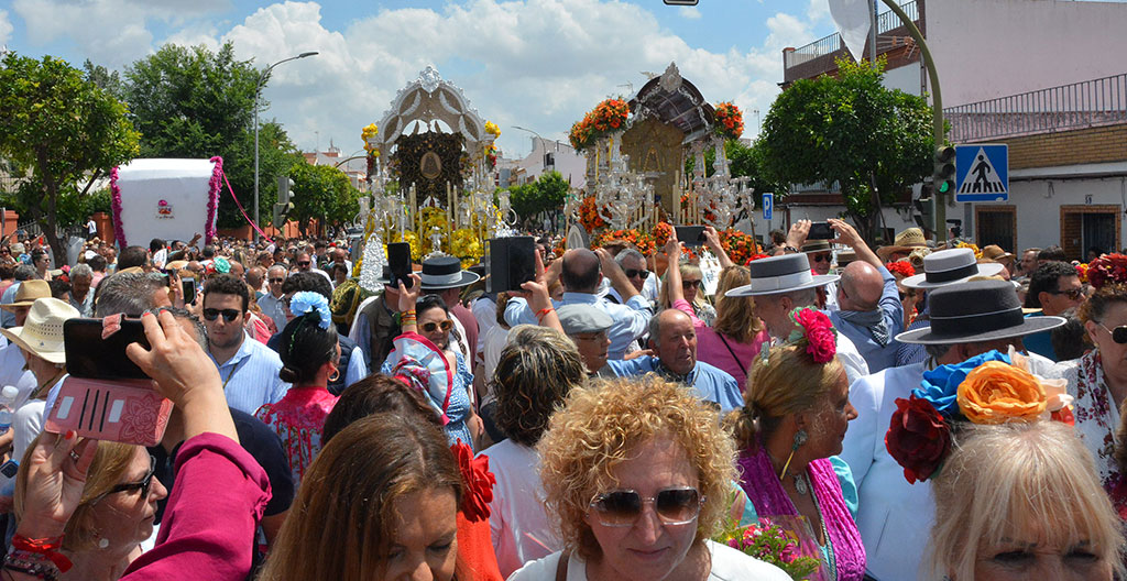 Los Simpecados del Rocío de Gines y Bormujos caminan juntos durante el encuentro de confraternidad entre sus hermandades
