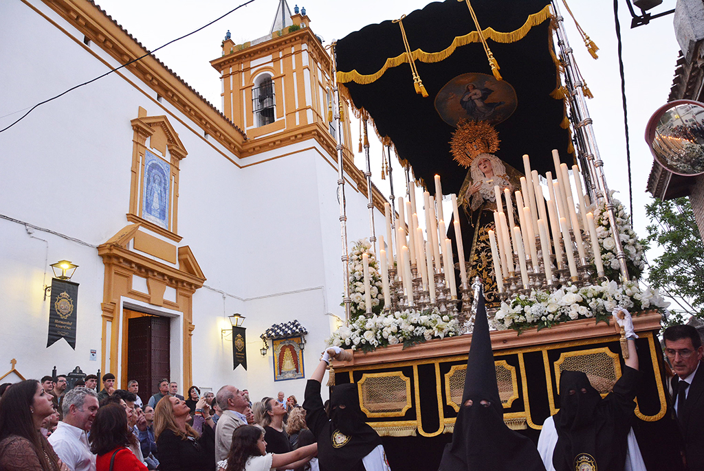 Viernes de Dolores en Gelves con la salida procesional del Cristo de la Vera Cruz y la Virgen de los Dolores
