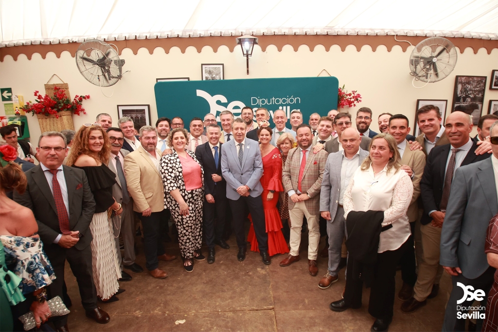 Alcaldes y representantes de toda la sociedad provincial participan en la recepción de Diputación en la Feria de Sevilla