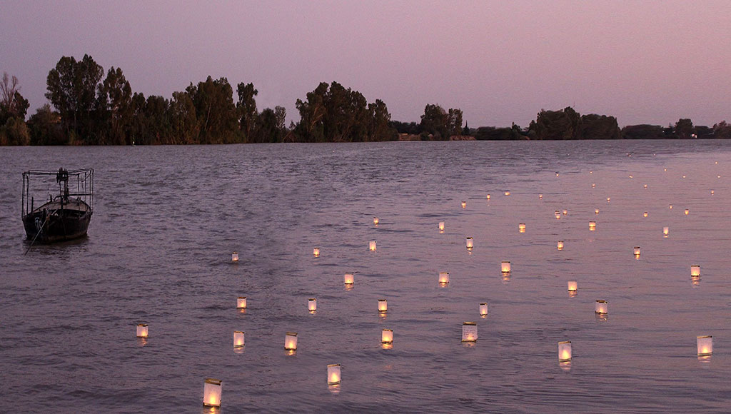 La ceremonia de los farolillos flotantes volverá a llenar Coria del Río de luz, color y espiritualidad el próximo 15 de agosto