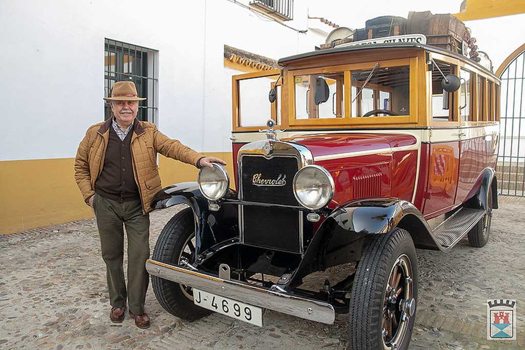 El Pleno reconoce al vecino Alfonso Chaves, propietario del autobús antiguo que recorre Castilleja en la Cabalgata